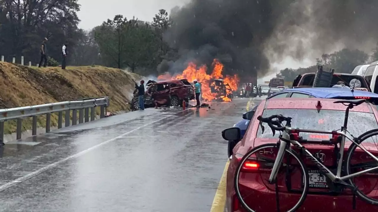 VIDEO | Brutal choque en la autopista Amozoc-Perote: al menos 5 personas mueren calcinadas