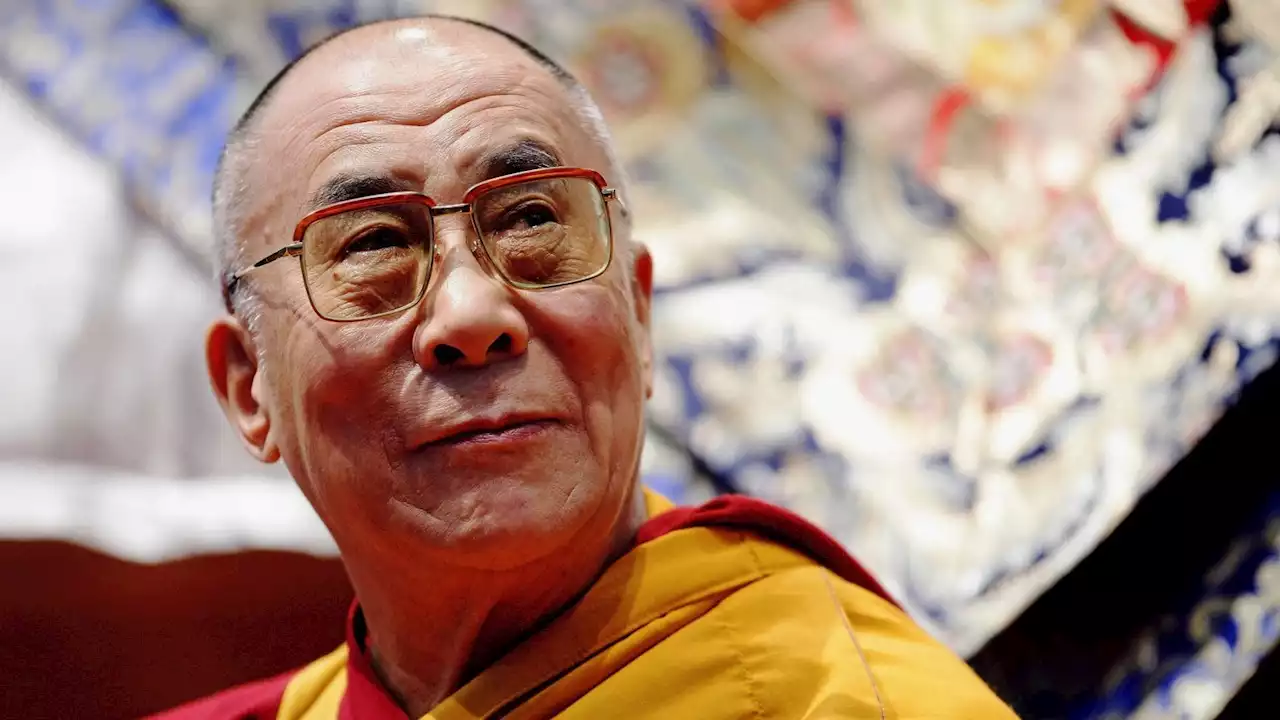 Il Dalai Lama chiede a un bambino di succhiargli la lingua. Il video diventa virale, poi le scuse