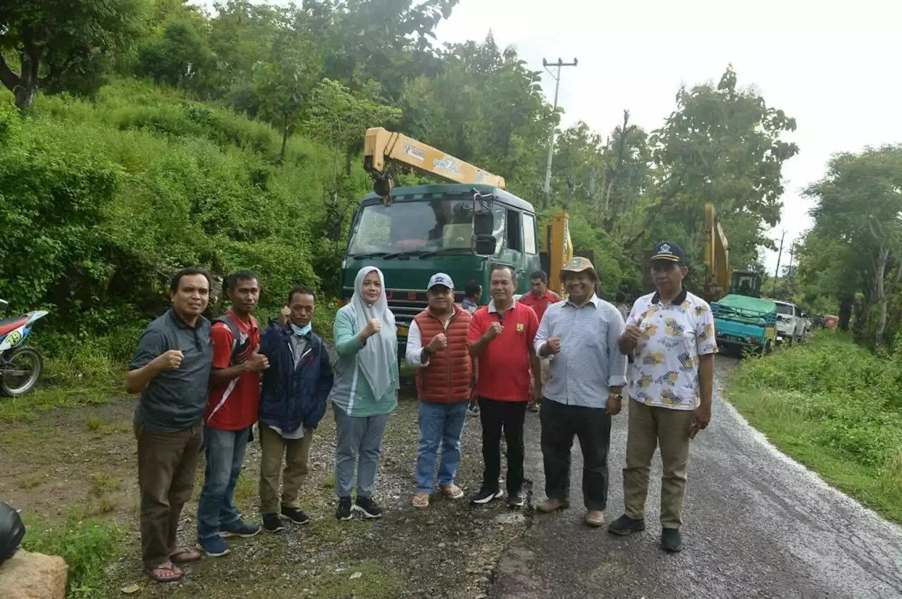 Bupati Bima Turun Tangan Bersihkan Jalan Tertimbun Material Longsor