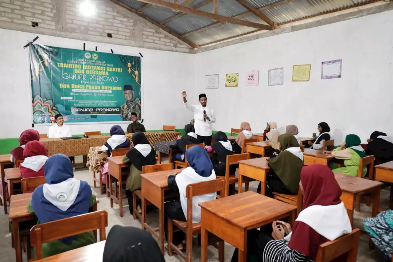 Santri Dukung Ganjar Beri Bantuan Materia ke Ponpes di Pelosok Flores Timur