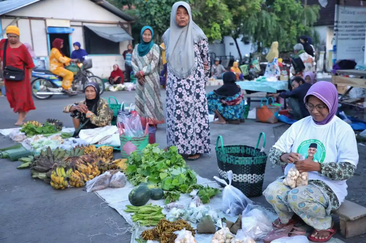 Sedekah Sayur, Kiai Muda Jatim Bantu Pedagang Keliling di Bojonegoro