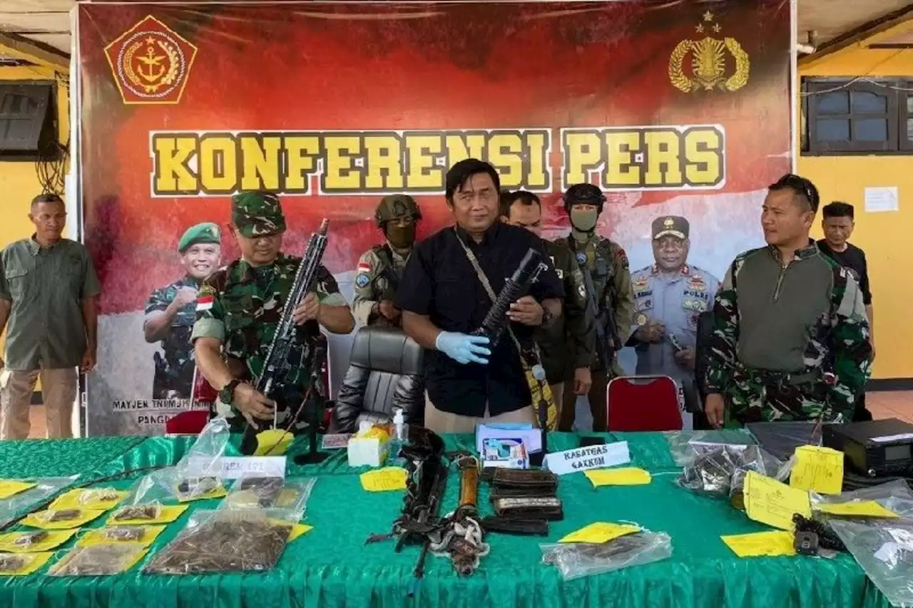 TNI-Polri Gerebek Markas KKB, Lihat Tuh Barang Bukti yang Didapat