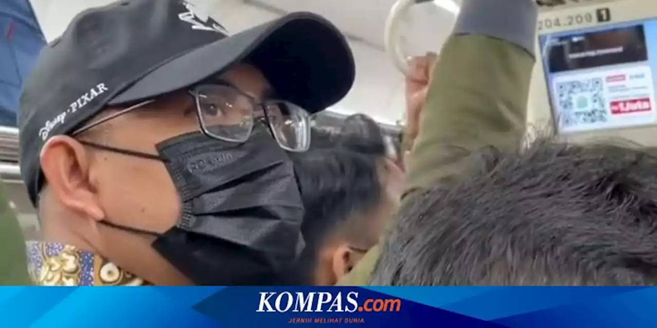 Momen Andre Rosiade Berdesak-desakan Naik KRL ke Gedung DPR pada Jam Sibuk