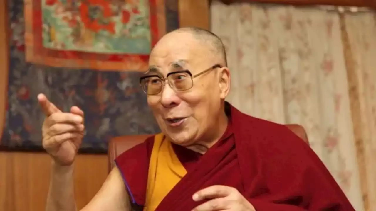 Indignación por un video del Dalai Lama en el que besa a un chico y le pide que le chupe la lengua