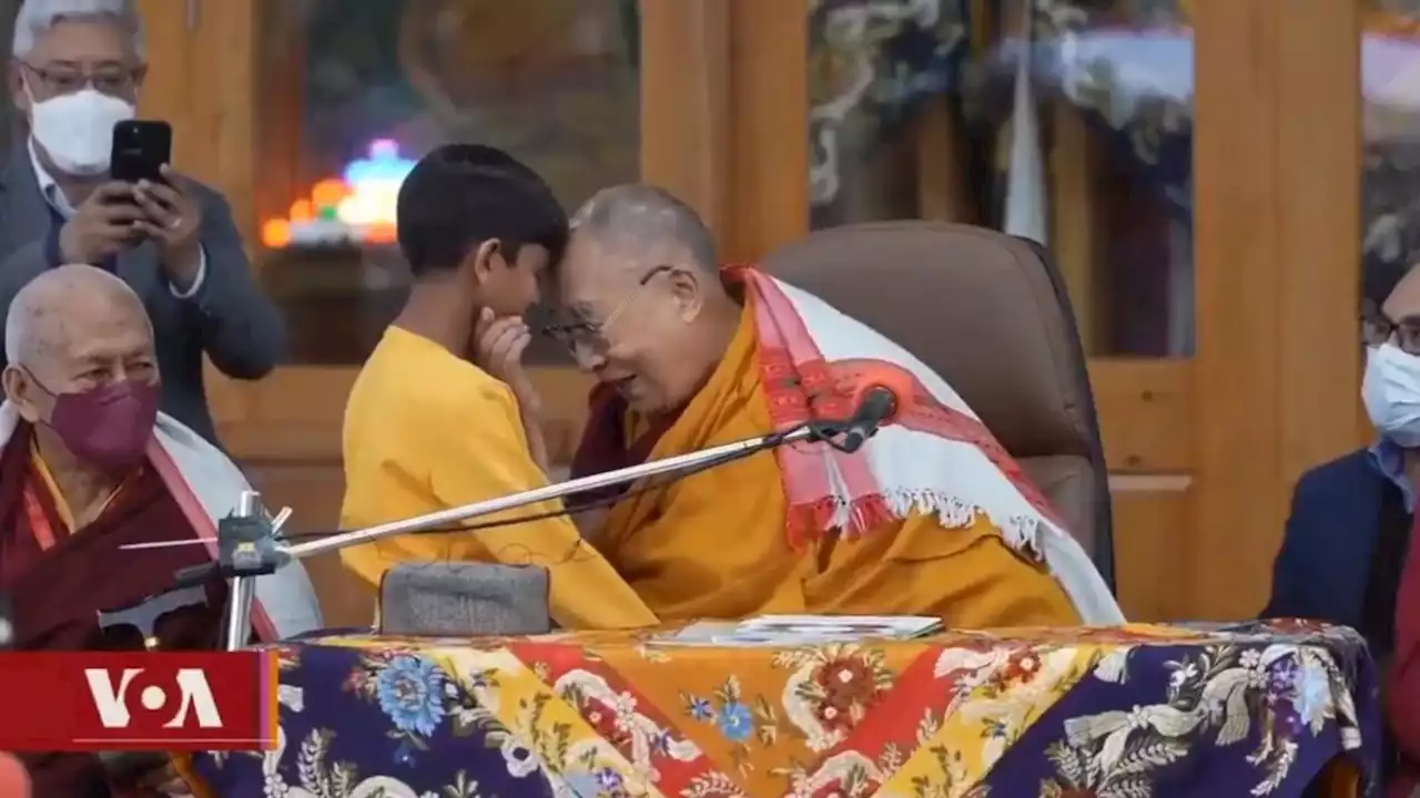 'Chúpame la lengua': Dalai Lama besa a menor en la boca y video incendia las redes