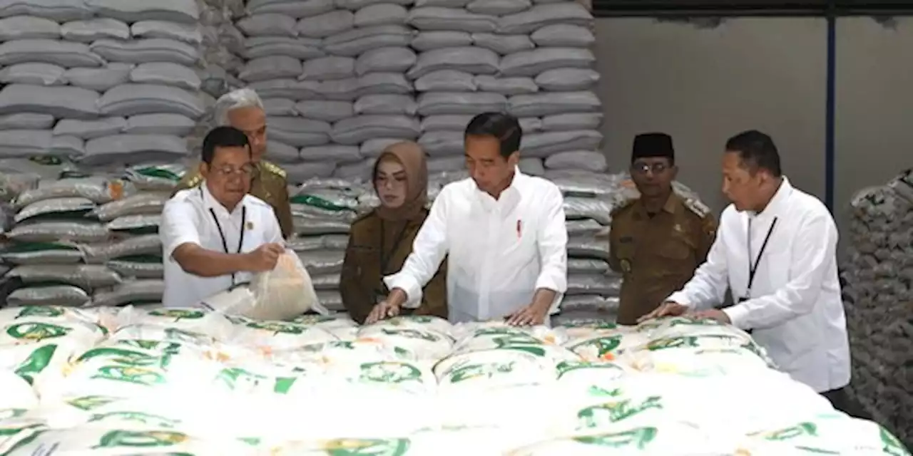 Jokowi Salurkan Bansos Beras 10 Kg ke 21,3 Juta Keluarga di Solo Raya | merdeka.com