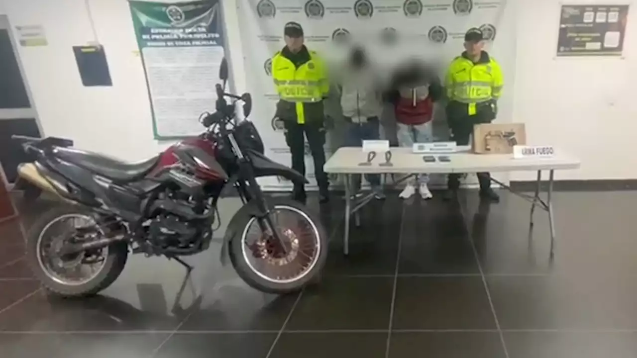 [VIDEO] En Bogotá, falsos policías le sacaron arma a unos ciudadanos para robarles sus celulares