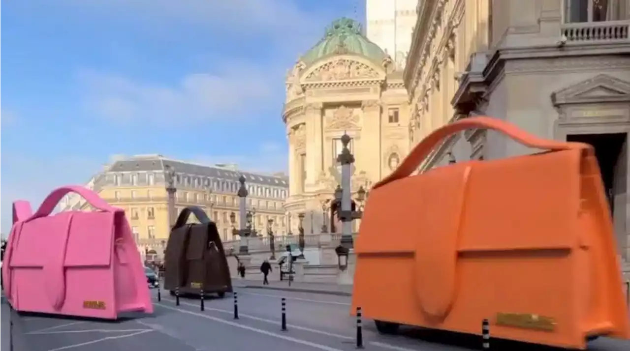 Estos bolsos gigantes de Jacquemus recorren la ciudad de París