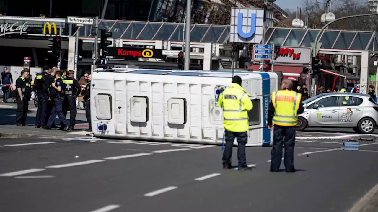 Berlin: Heftiger Crash mit Polizei-Mannschaftswagen - Verletzte