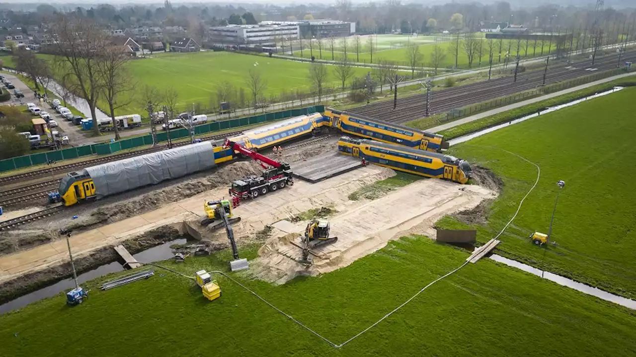 Bergingsoperatie treindelen Voorschoten van start