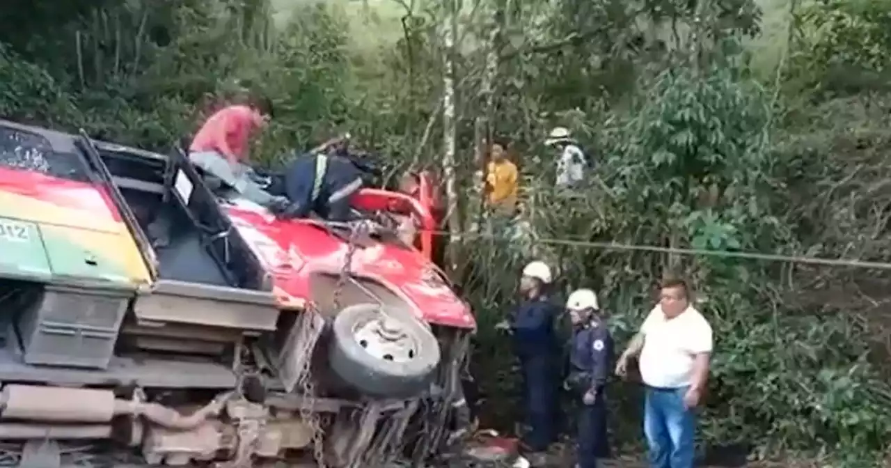 Accidente en Bituima: un muerto y varios heridos deja choque de bus