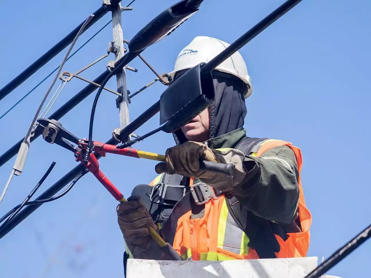 Frustration mounts for Gatineau family and other Quebecers still without power five days after ice storm