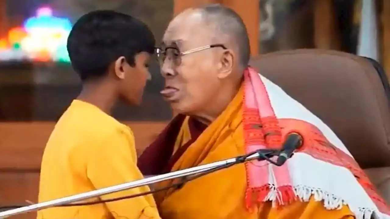 El Dalai Lama pidió disculpas por besar a un niño en la boca y decirle que le chupe la lengua | Tras la indignación que causó su actitud