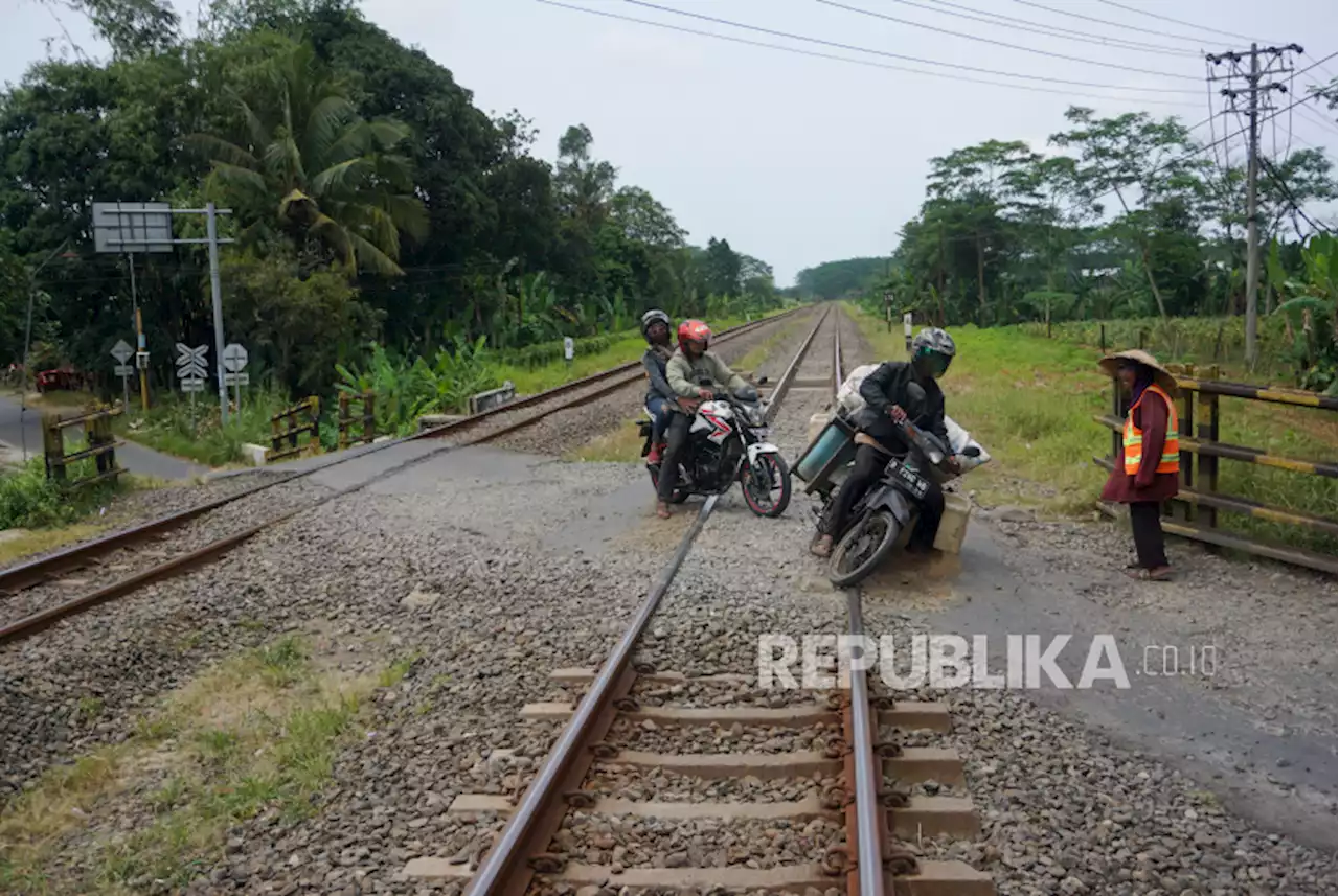 KAI Daop 2 Ingatkan Pengendara Motor Ada 302 Perlintasan KA tak Dijaga |Republika Online