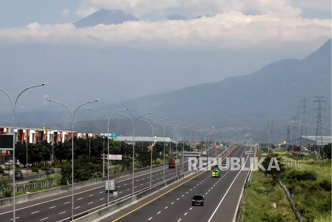 Lonjakan Volume Kendaraan Pemudik di Tol Sumo Diperkirakan H-3 Lebaran |Republika Online