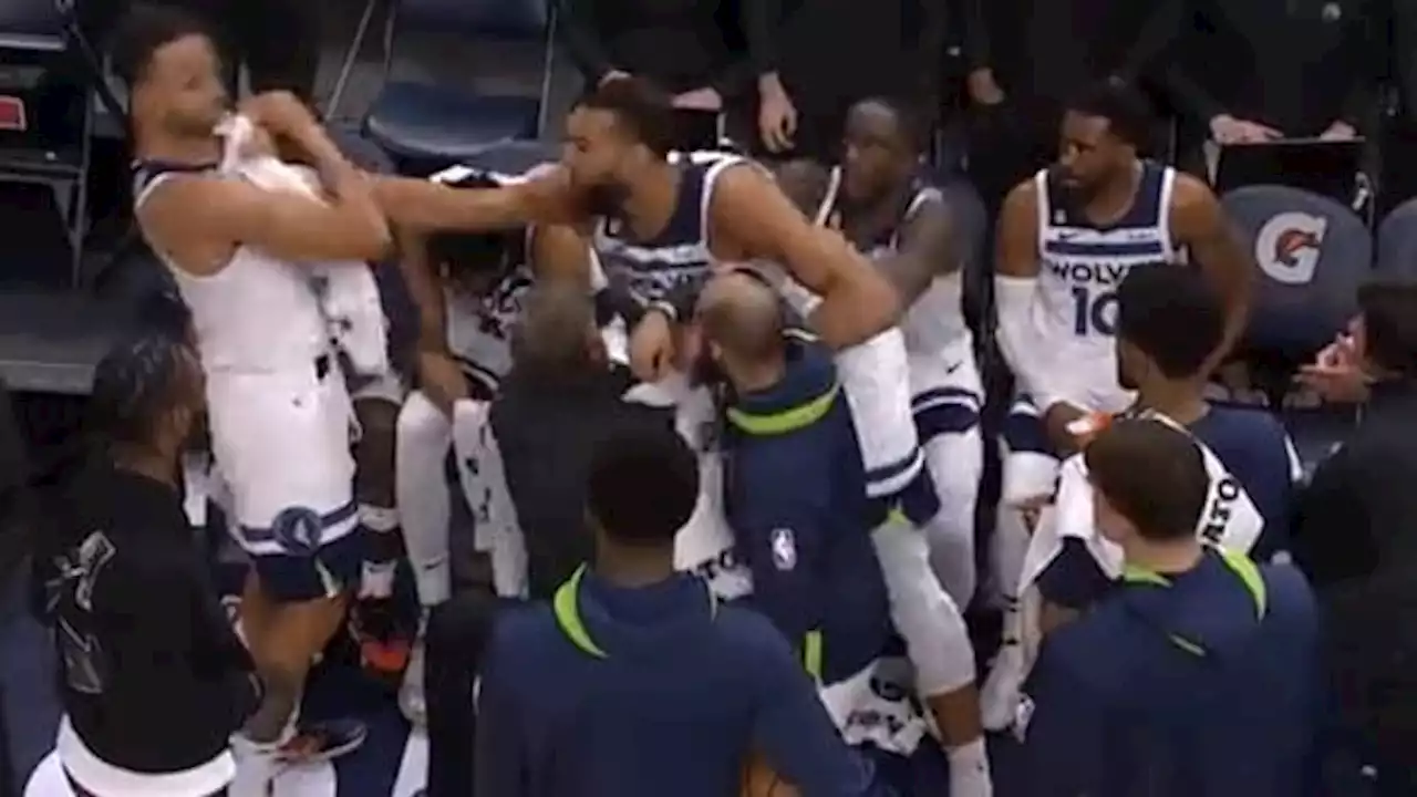 NBA: Rudy Gobert disjoncte et frappe un coéquipier pendant un temps mort avant de quitter la salle