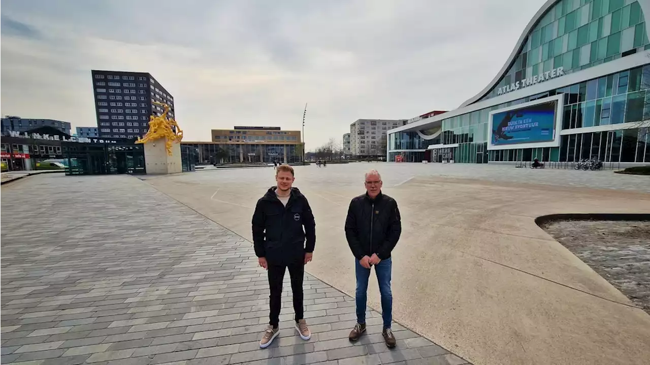 Bevrijdingsdag Emmen: '6000 feestvierders van links naar rechts op Raadhuisplein'