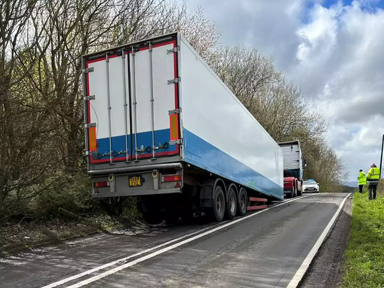 Lorry loses trailer on cross-country A-road