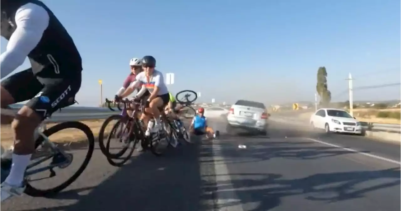 VIDEO FUERTE: Conductor embiste a ciclistas en carretera de Querétaro; ya está preso