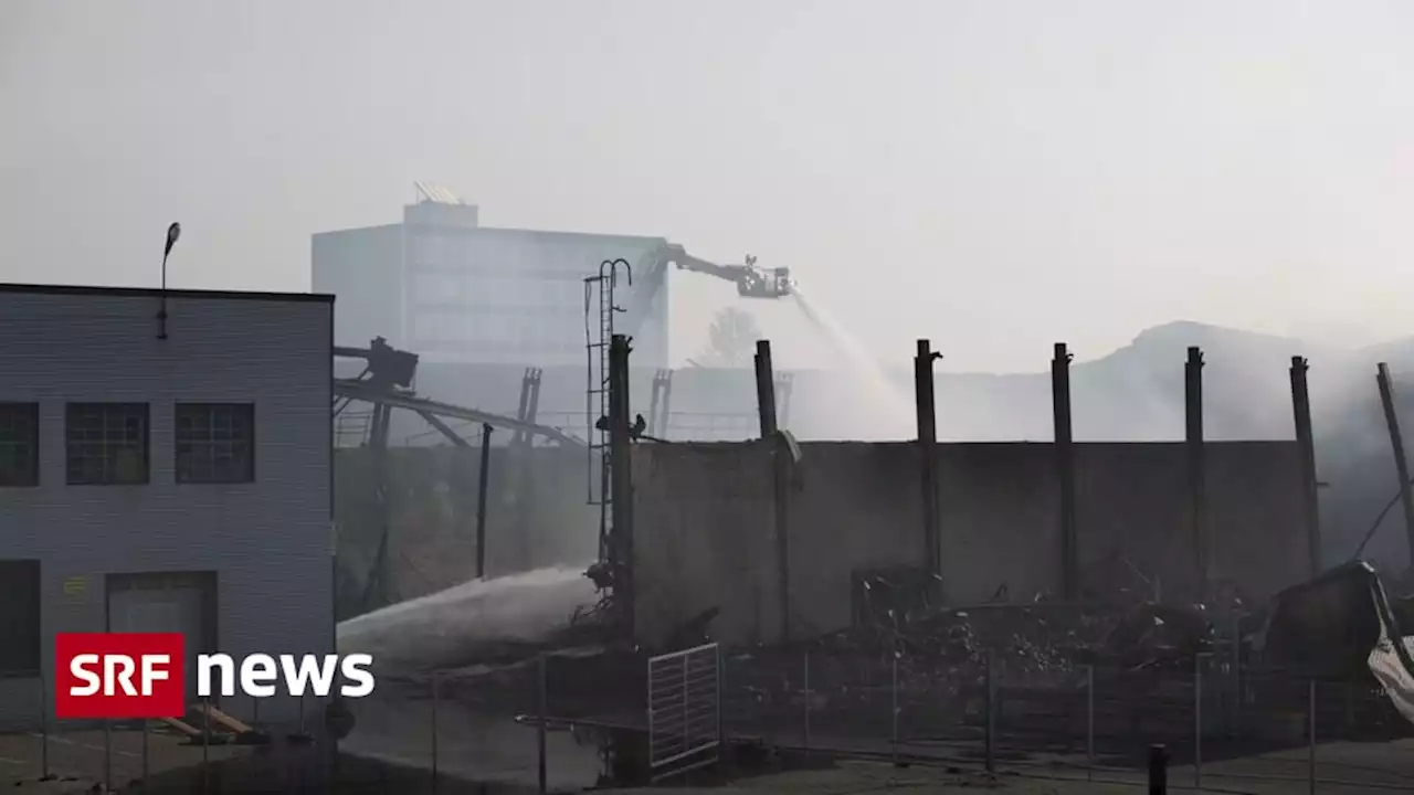 Feuerwehreinsatz - Grossbrand in Hamburg noch immer nicht gelöscht