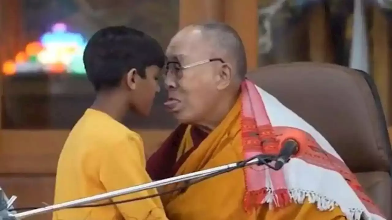 El Dalai Lama pide disculpas a un niño por pedirle chuparle la lengua