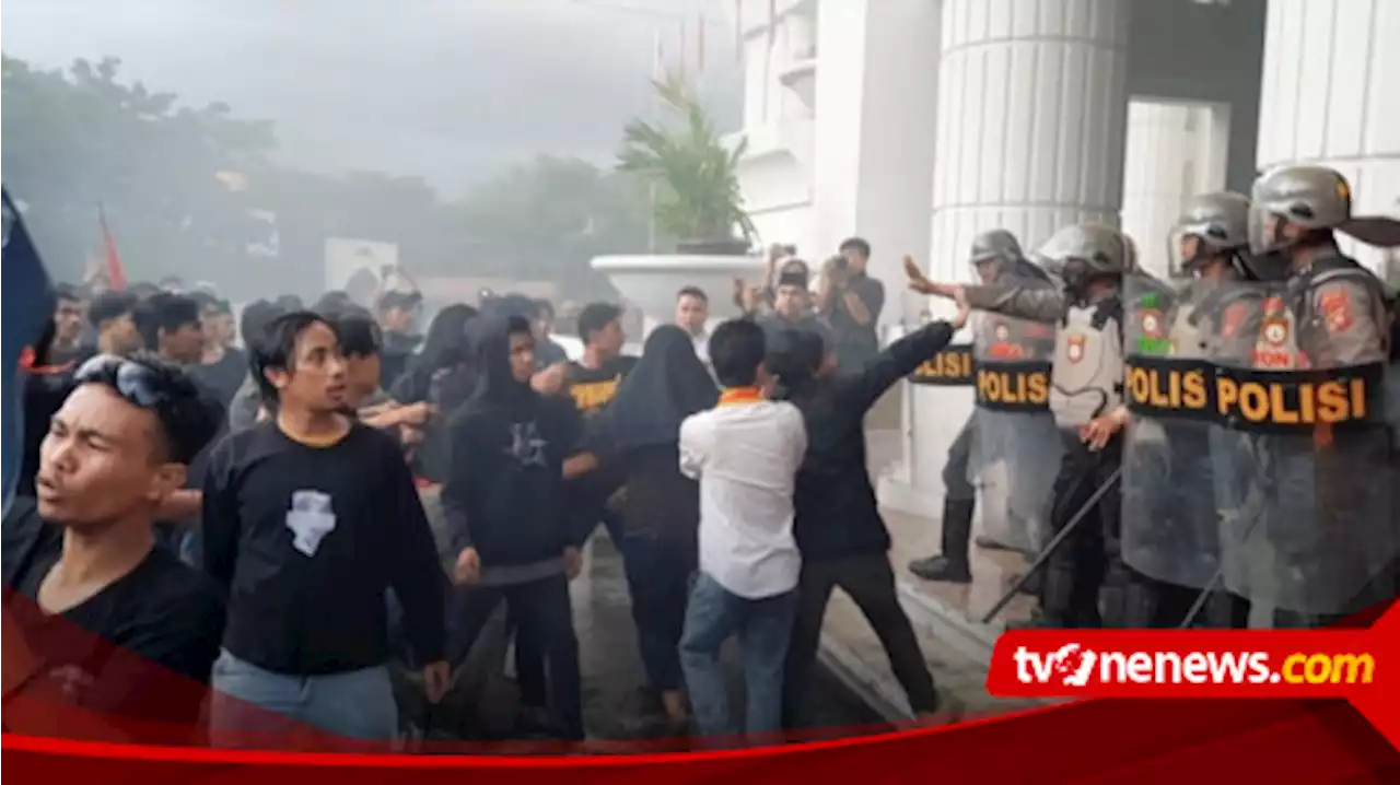 Demo Ricuh, Aksi Unjuk Rasa Penolakan UU Ciptaker Berakhir Ricuh Hingga Jelang Buka Puasa