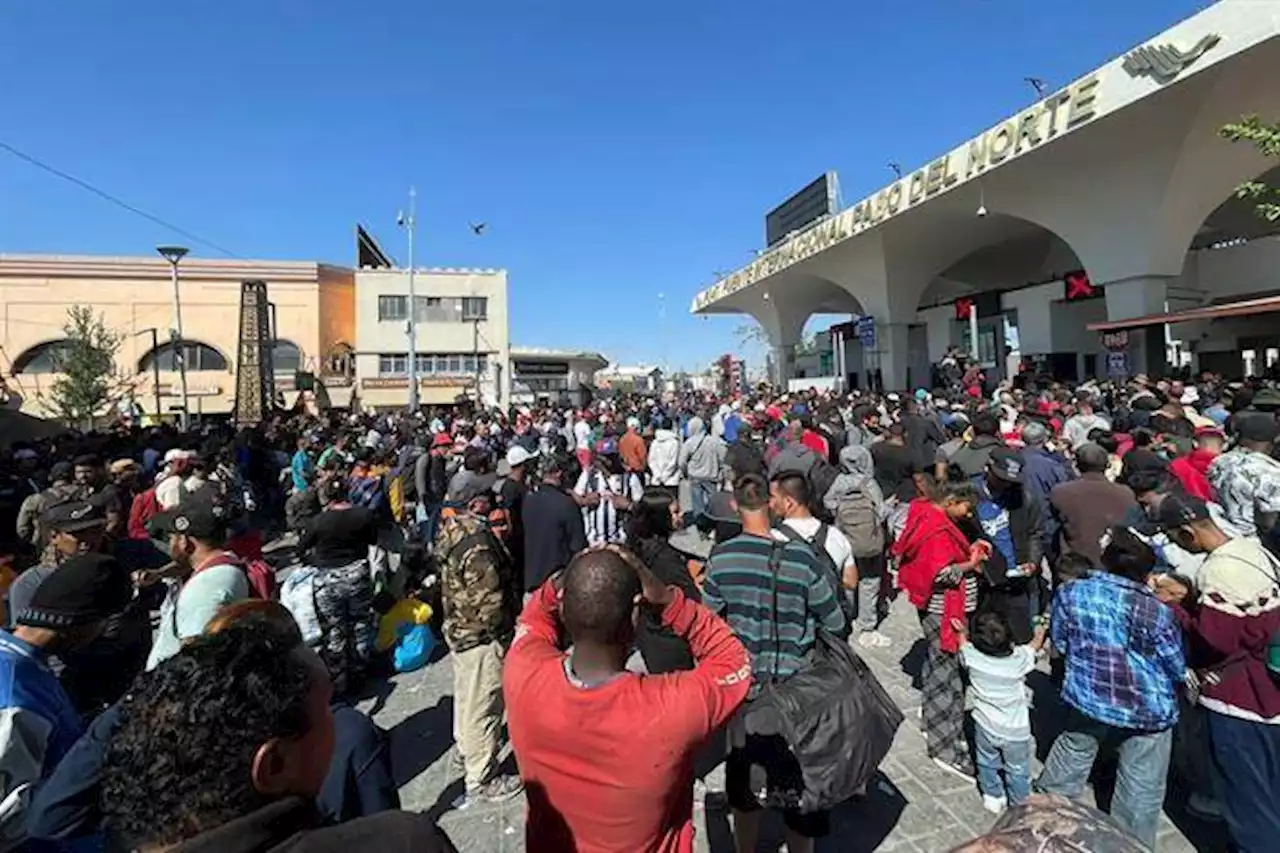 Cientos de migrantes cierran el puente fronterizo de Cd. Juárez y amenazan con cruzar ilegalmente