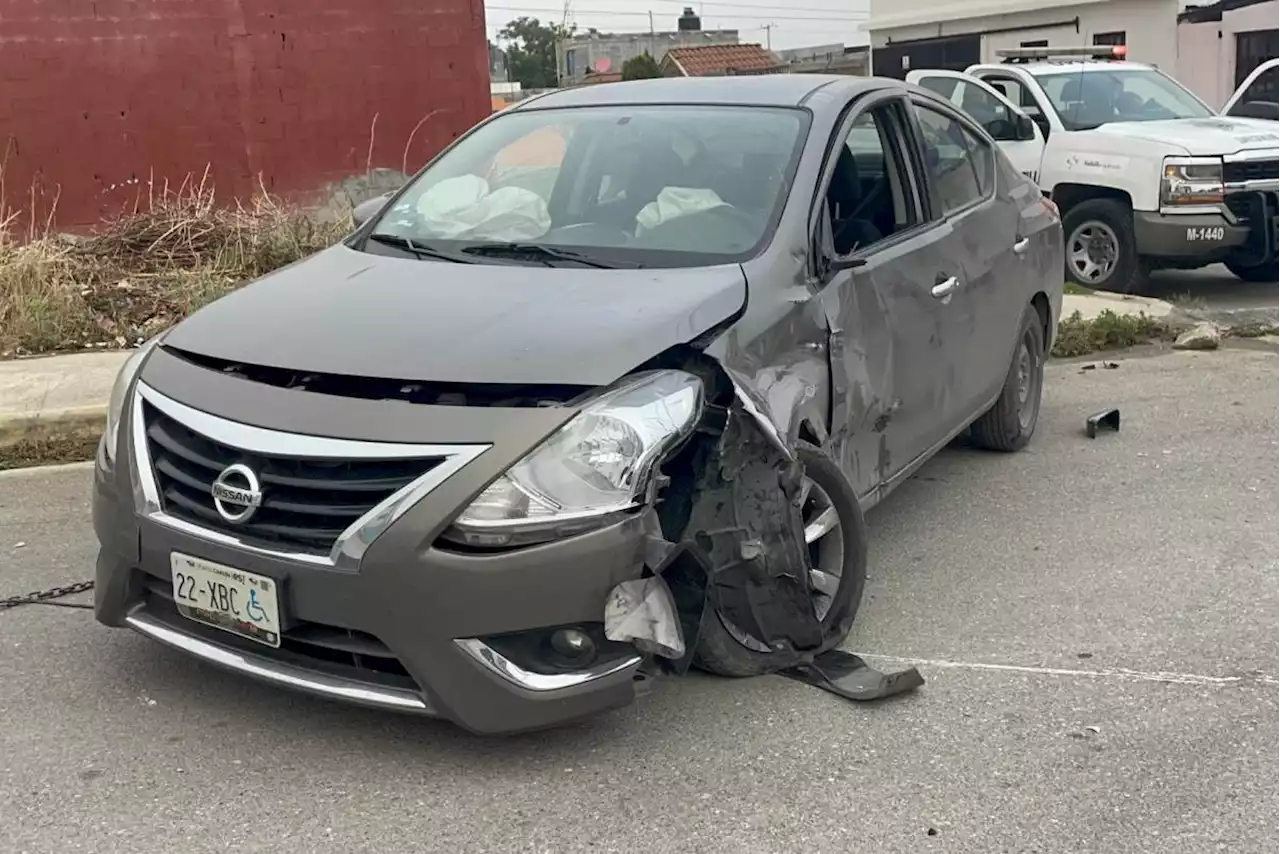 Saltillo: conductor se le atraviesa a patrulla, la choca y deja su auto abandonado