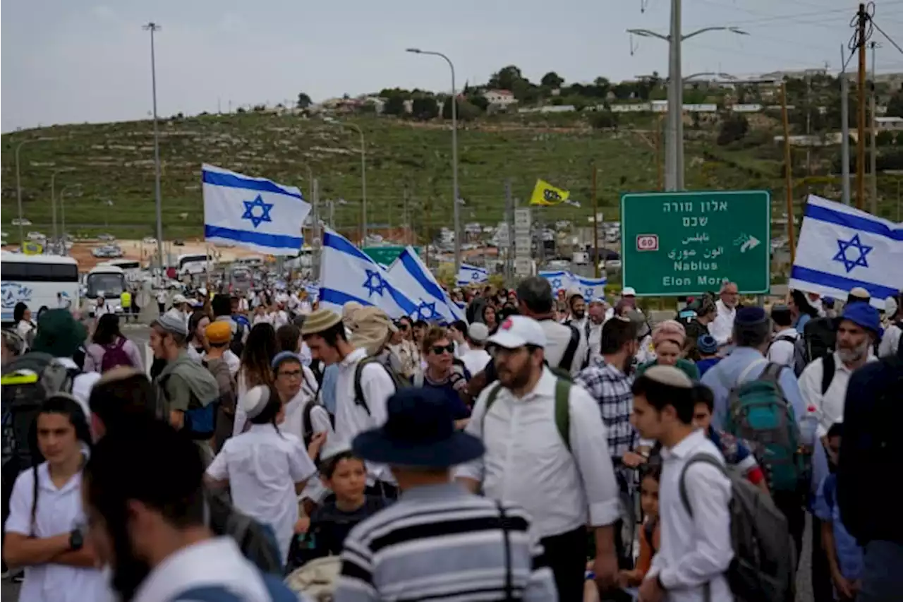 Palestinian teen killed in army raid as settlers hold march