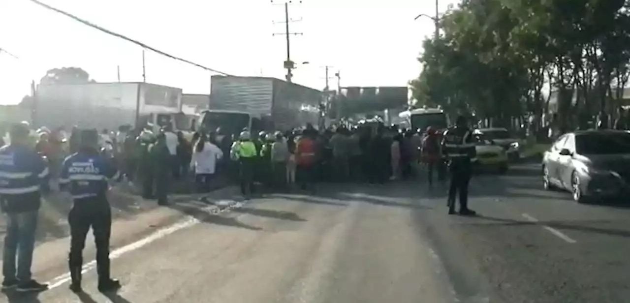 Camioneros bloquean entrada a Bogotá durante plan retorno