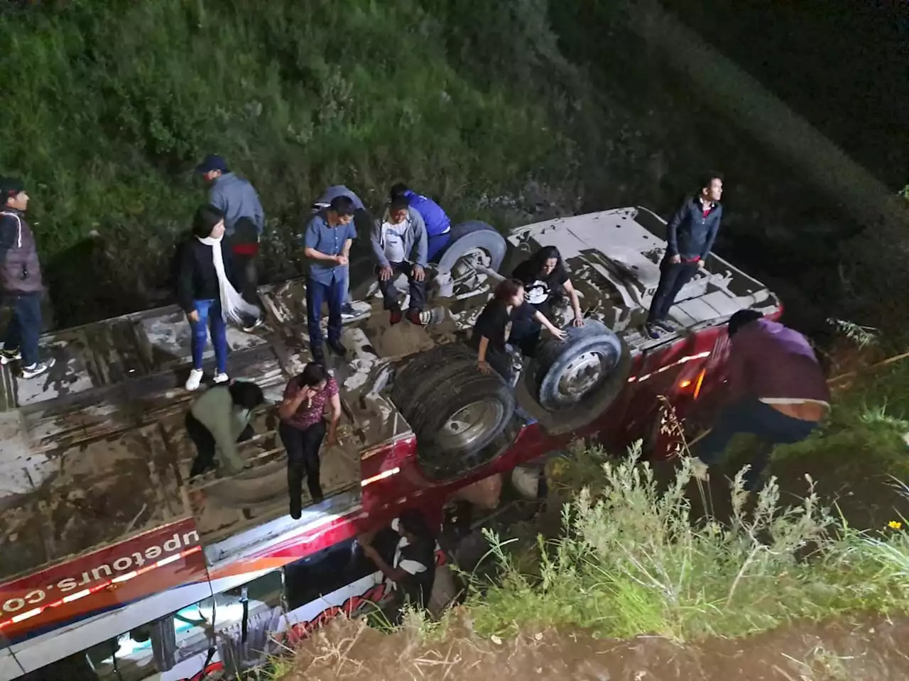 Al menos 10 muertos y 25 heridos en accidente de autobús en Perú