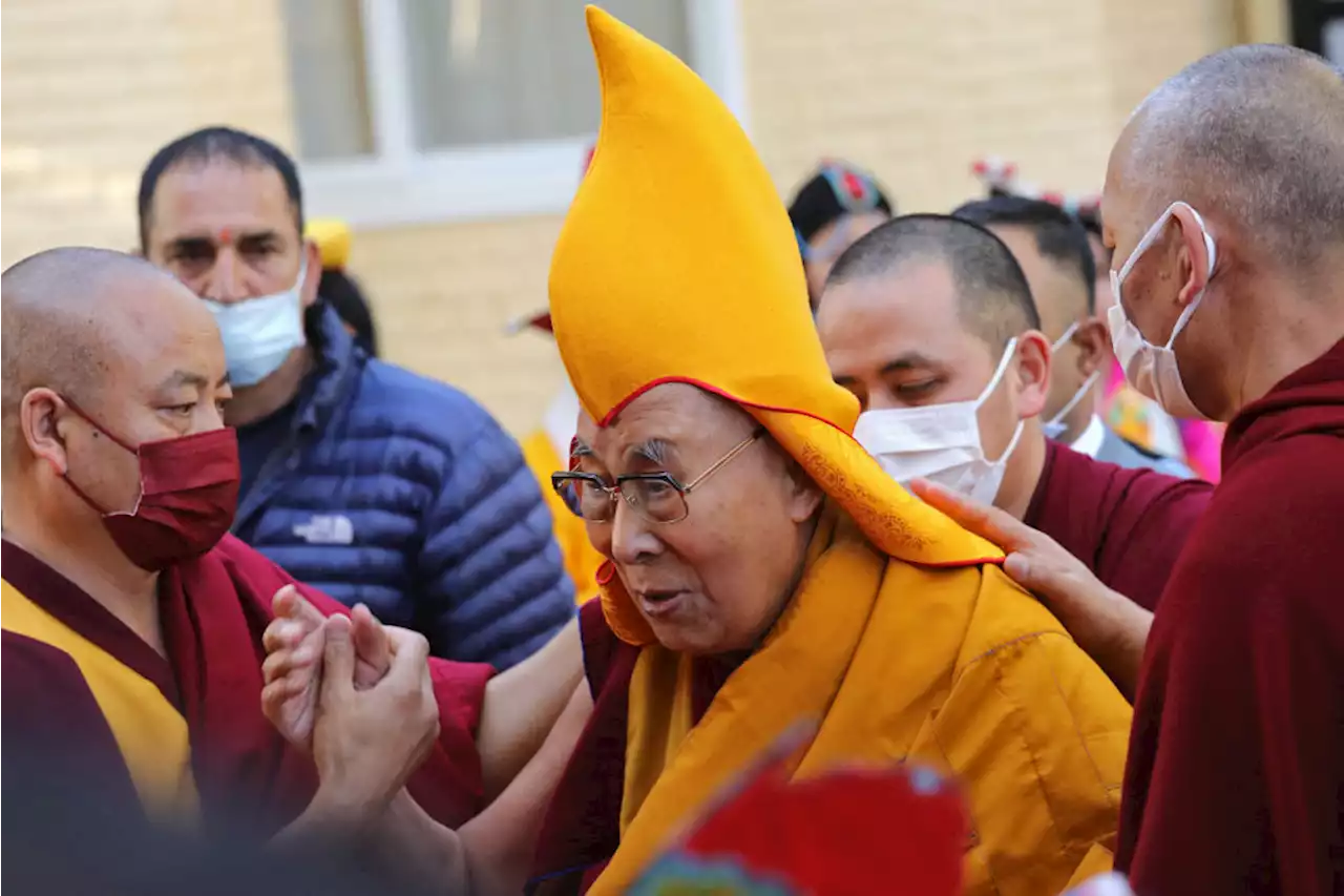 El Dalái Lama se disculpó tras pedir a un niño que “chupe su lengua”