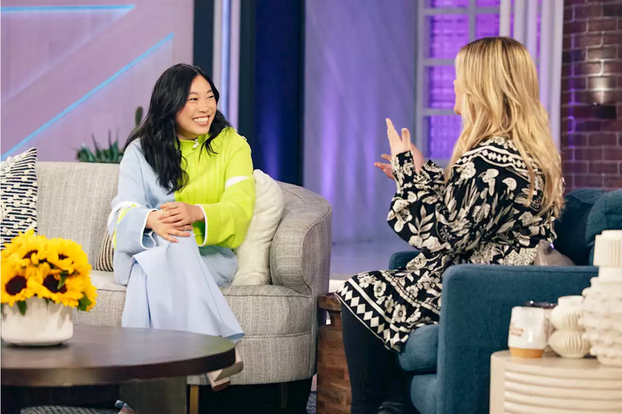 Awkwafina Talks ‘Reinfeld’ in Colorblock Style on ‘The Kelly Clarkson Show’