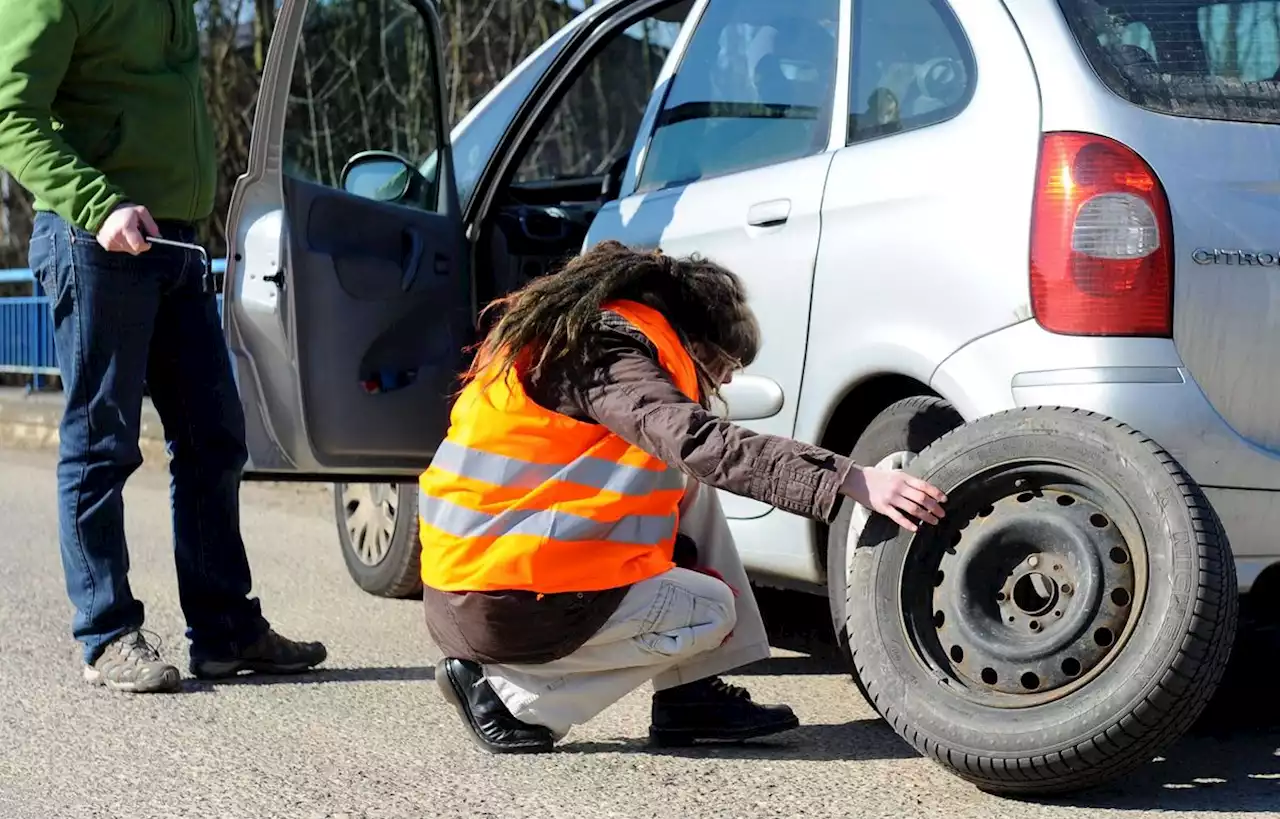 Il surprend deux hommes affairés à lui voler ses quatre roues de voiture