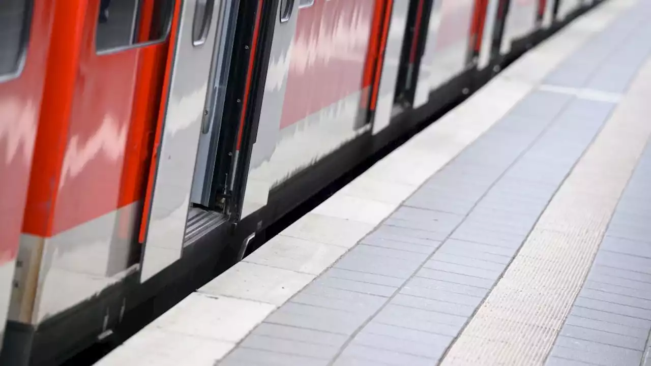 Zwei Männer stürzen am Osterwochenende auf S-Bahngleis