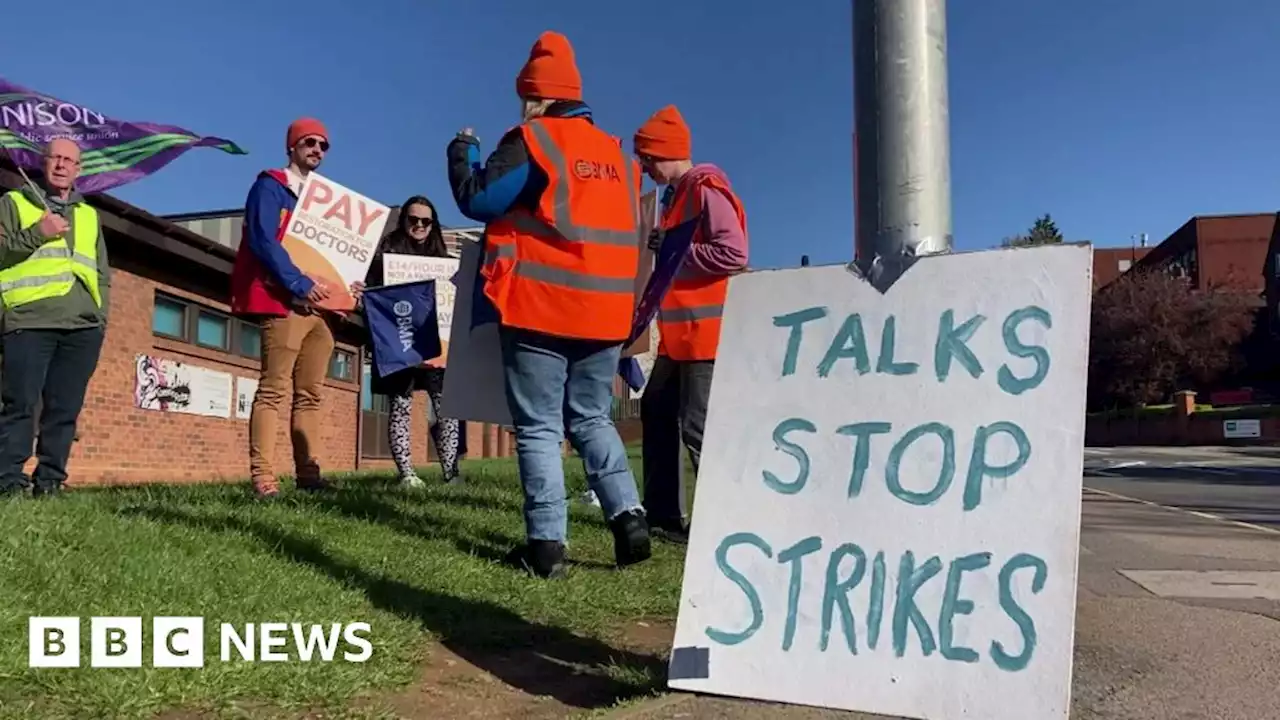 Striking junior doctors in Northampton want talks over pay