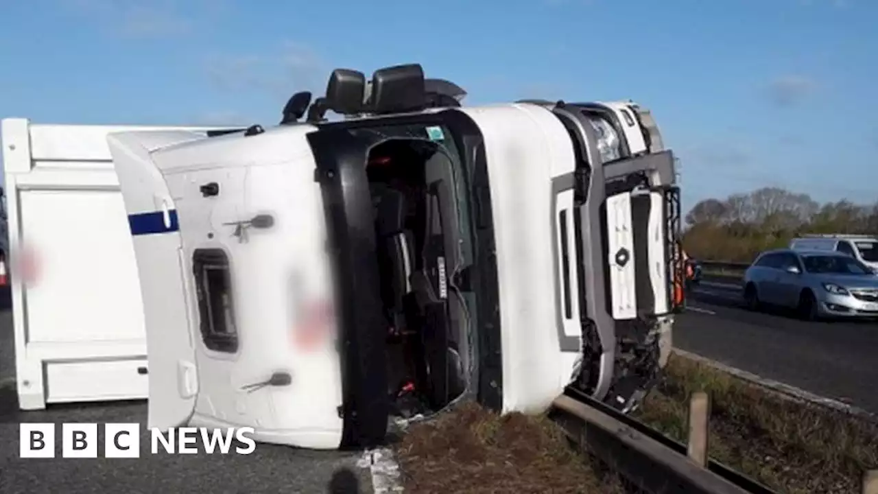 M62 lorry crash in East Yorkshire shuts westbound carriageway