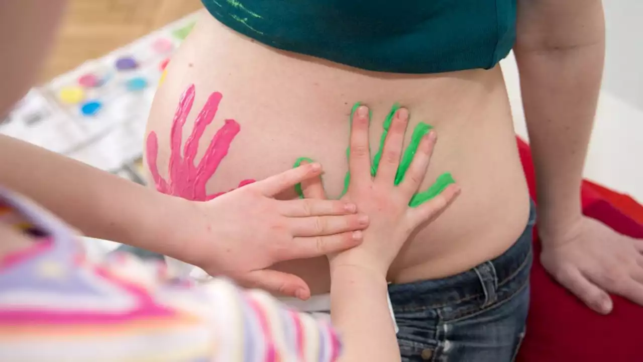 So bereiten Sie Kinder auf das Geschwisterchen vor