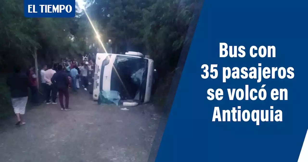 Bus que transportaba a 35 personas se volcó en vía de Marinilla, Antioquia