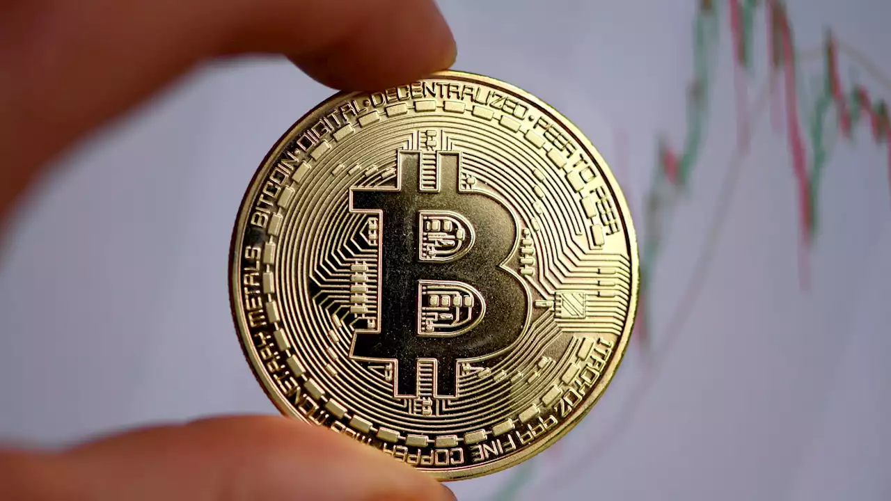 سعر البتكوين.. العملة الافتراضية ترتفع لأكثر من 30 ألف دولار لأول منذ يونيو الماضي