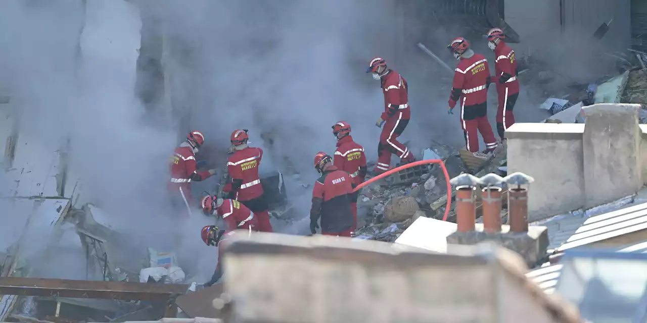 «C'est notre mission» : à Marseille, les pompiers veulent garder l'espoir de retrouver des survivants