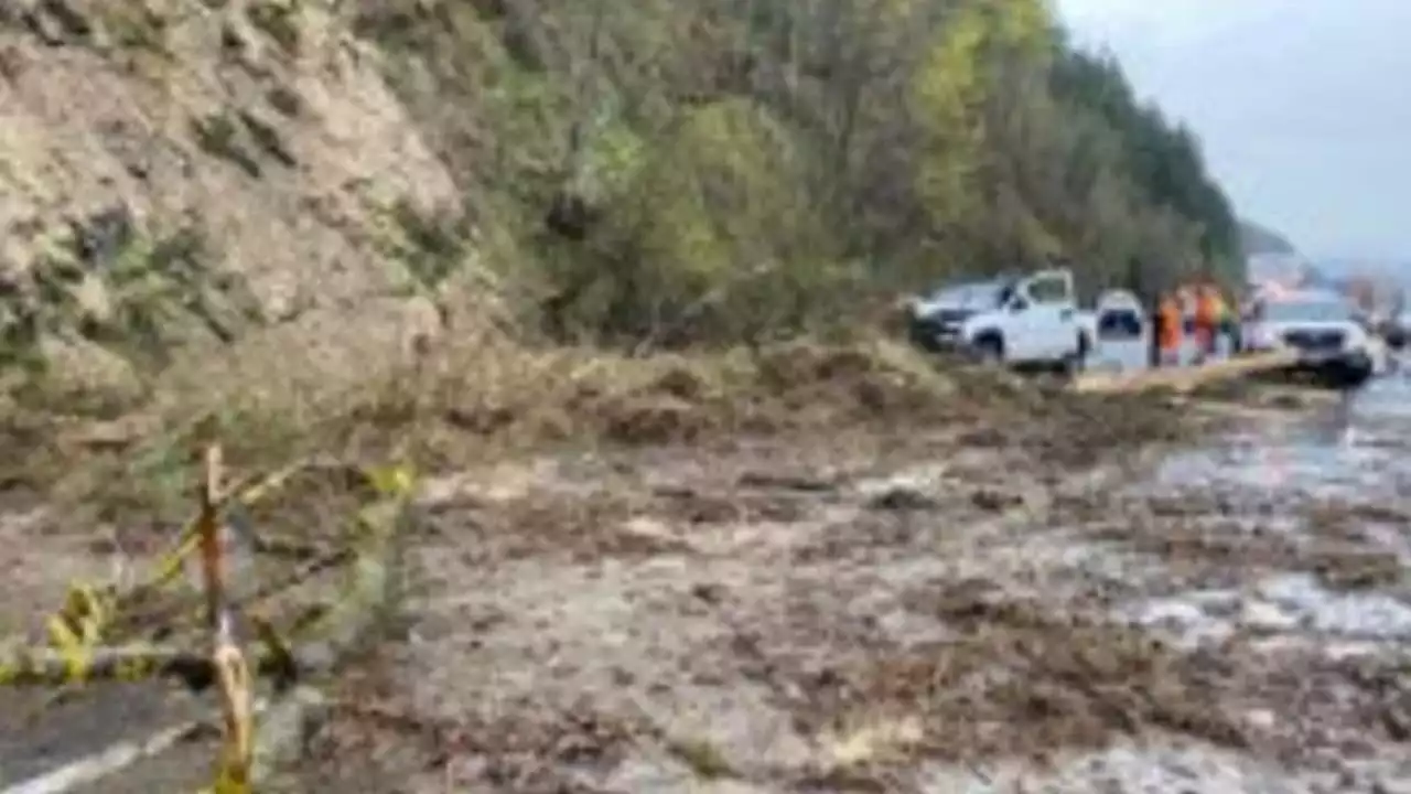 All NB lanes on I-5 near Vancouver blocked due to landslide, 2 cars stuck