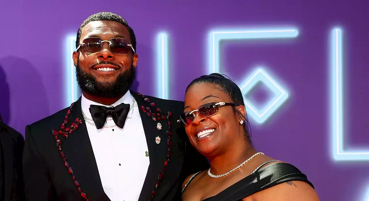 Giants' Kayvon Thibodeaux leaves mom in tears after surprising her with new house