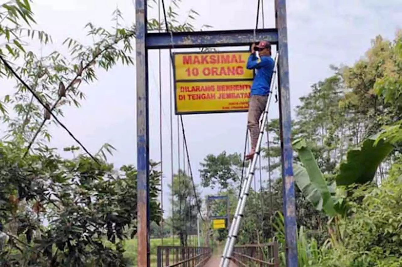 Pasang Rambu di 21 Jembatan Gantung