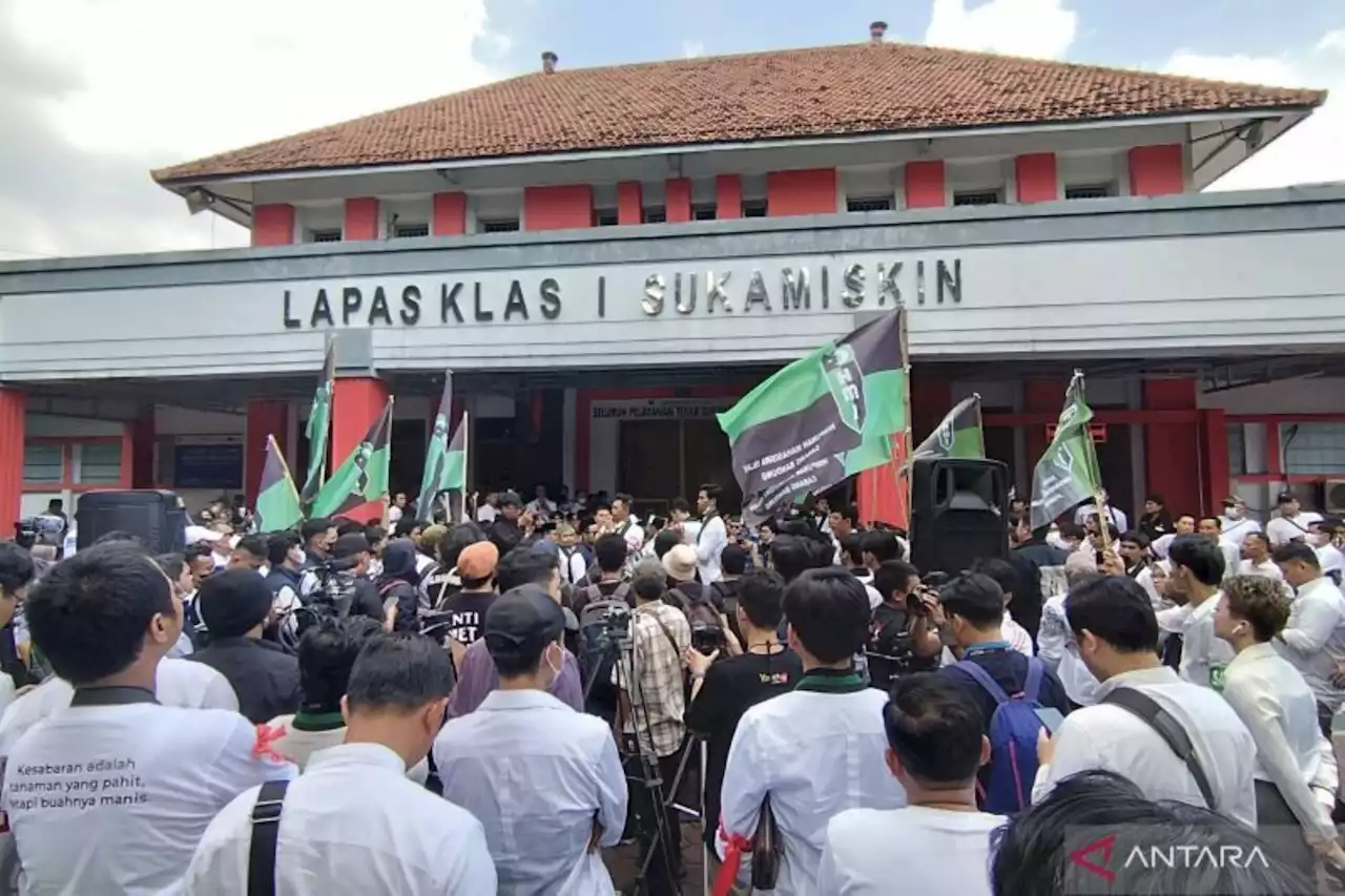 Sejumlah Tokoh Ikut Menjemput Anas Urbaningrum di Lapas Sukamiskin, Termasuk Rektor