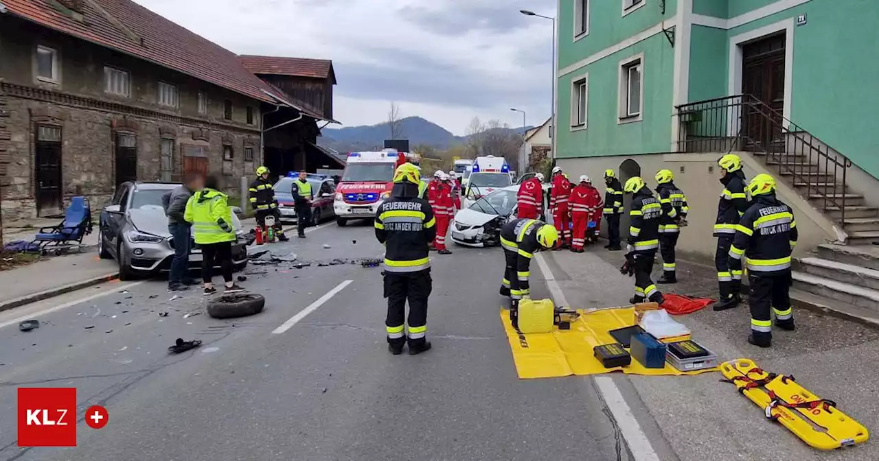 Auf Gegenfahrbahn geraten: 56-Jährige in Auto eingeklemmt, zweiter Lenker (59) verletzt | Kleine Zeitung