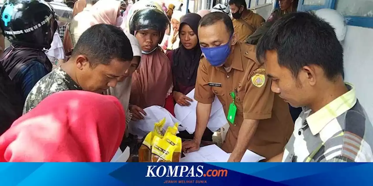 Ratusan Warga Kota Baubau Berdesakan Saat Antre Pasar Murah, Satu Orang Pingsan