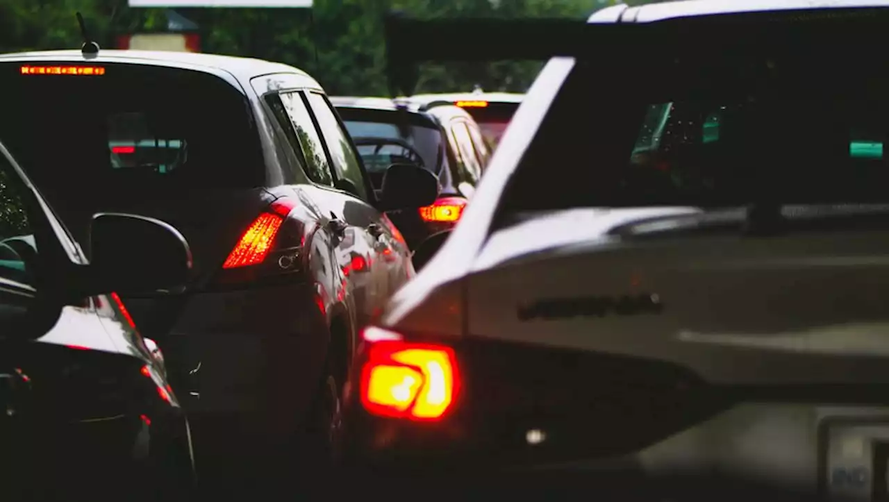 Étonnant : bloqués dans un gigantesque bouchon, des clients d'un centre commercial abandonnent leur voiture