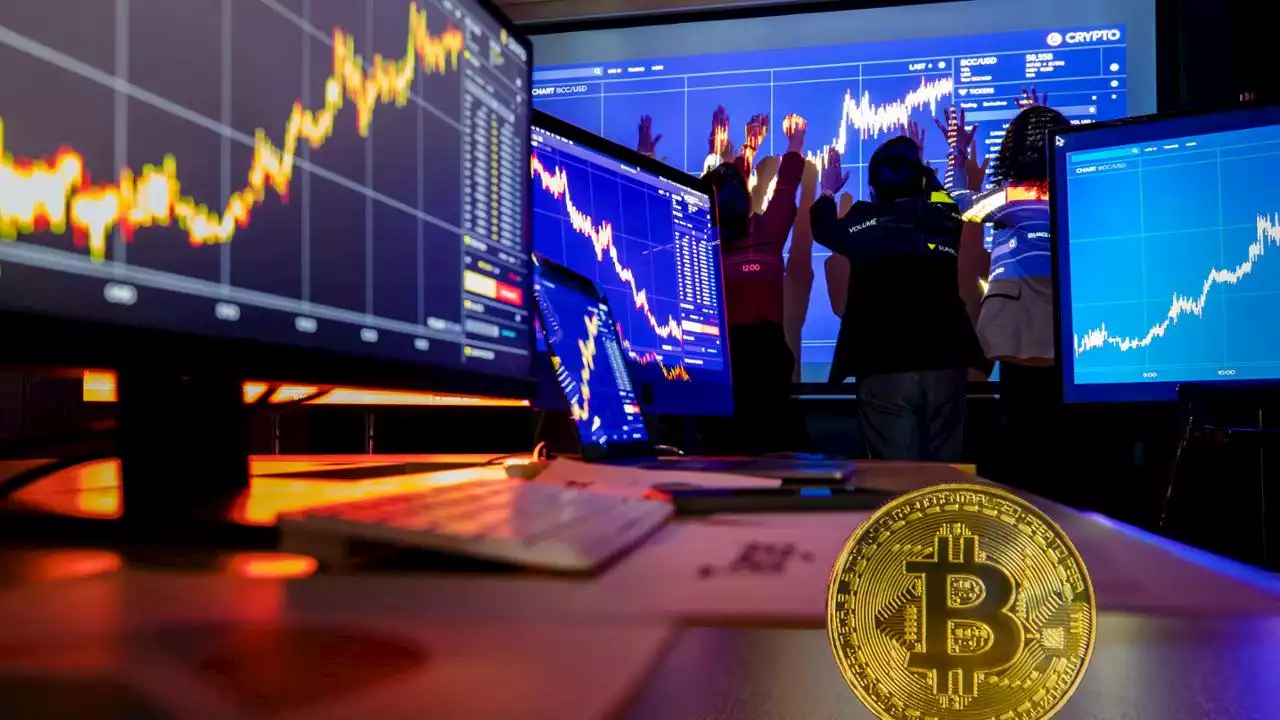 Bitcoin boom, superati i 30 mila dollari: ecco cosa sta succedendo