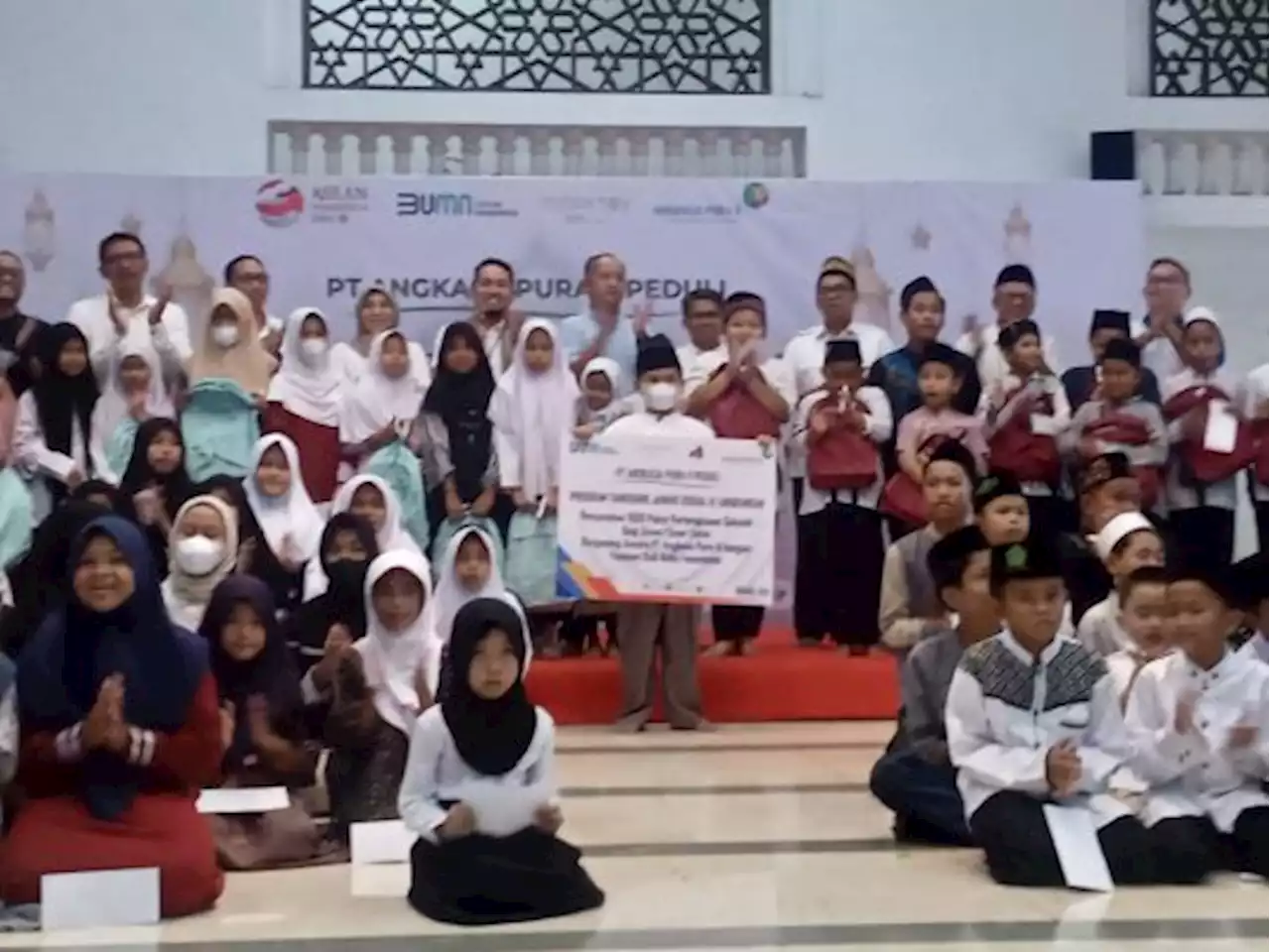 PT Angkasa Pura II dan Yayasan Kick Andy Foundation Berikan Santunan pada 1000 Anak Yatim/Piatu